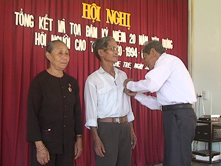 Trao kỷ niệm chương