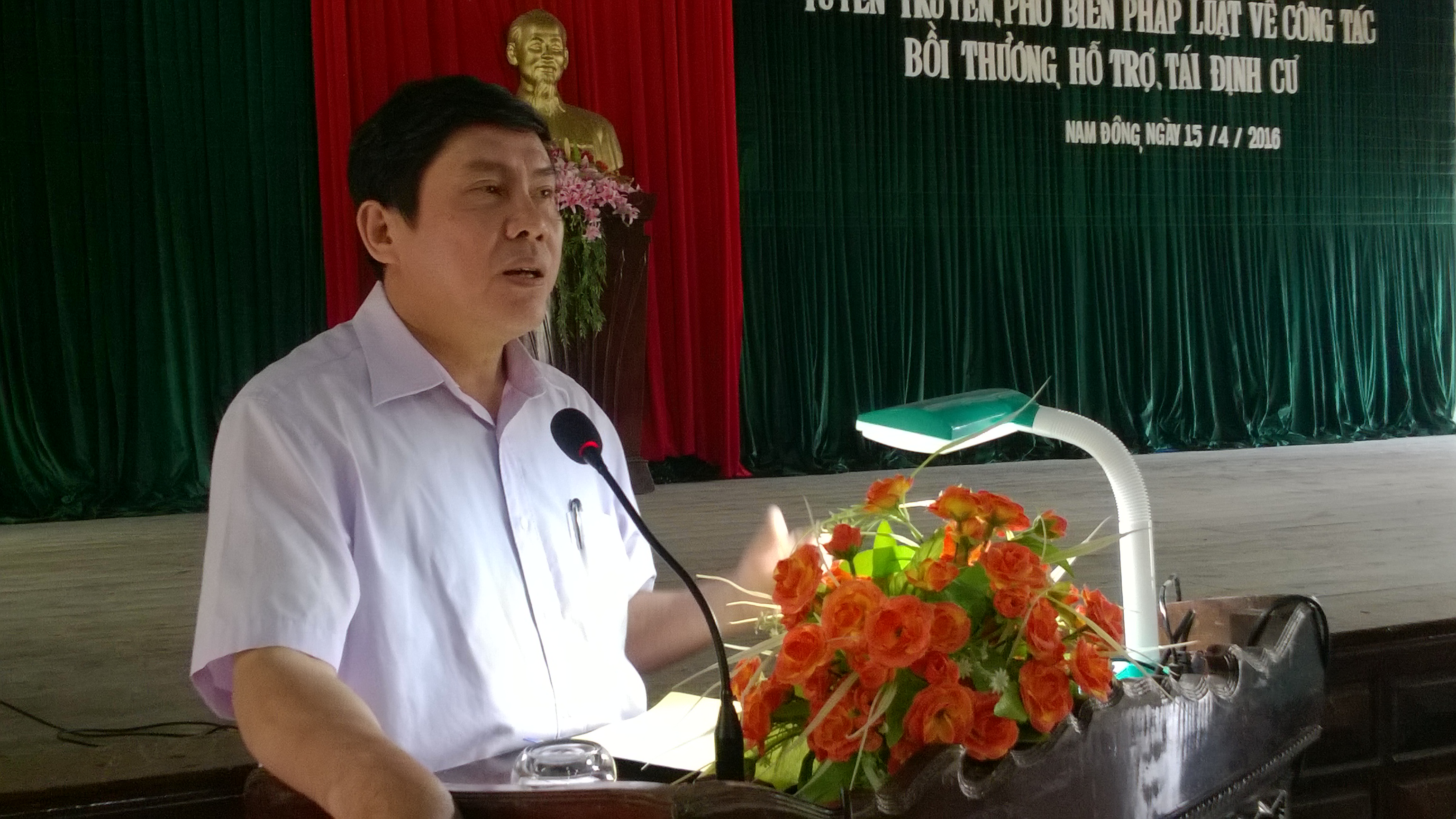 Ông Lê Đăng Huề - Huyện ủy viên, Chánh thanh tra huyện trình bày tại hội nghị